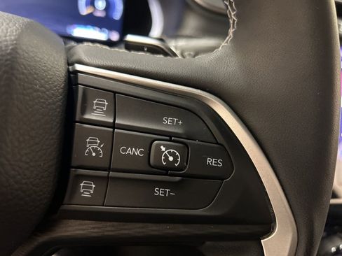 Used 2025 Jeep Grand Cherokee Altitude image 22