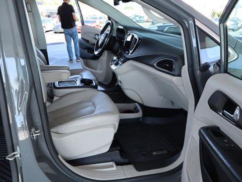 Used 2021 Chrysler Pacifica Touring-L image 30