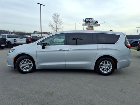 Used 2024 Chrysler Pacifica Touring-L image 6