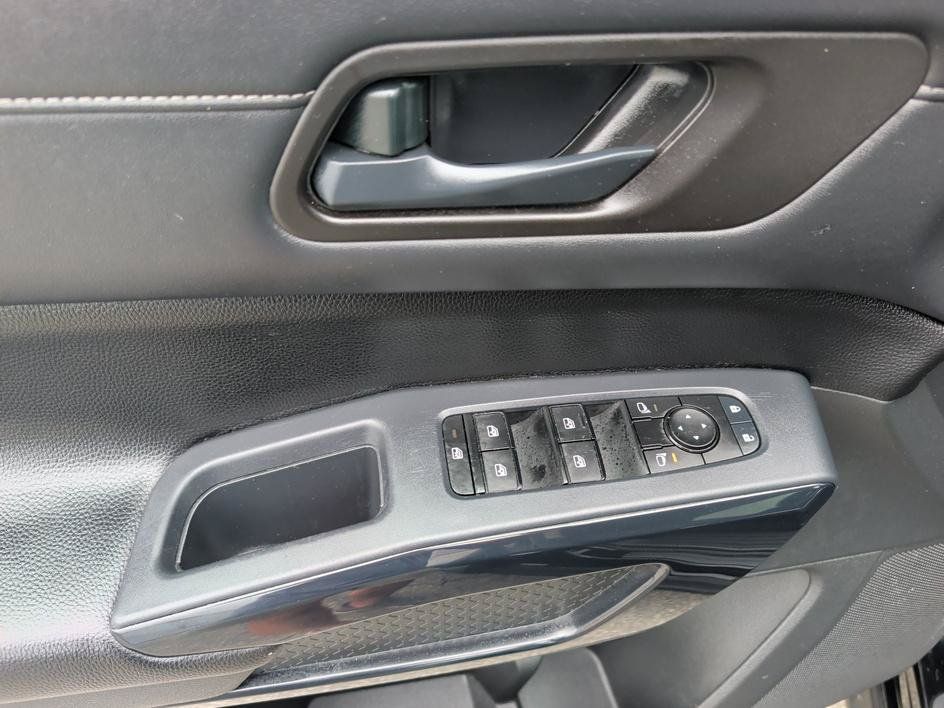 Used 2024 Nissan Pathfinder SV AWD/4WD image 17