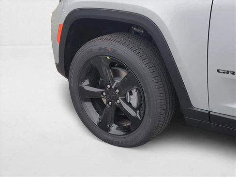New 2025 Jeep Grand Cherokee Altitude image 11