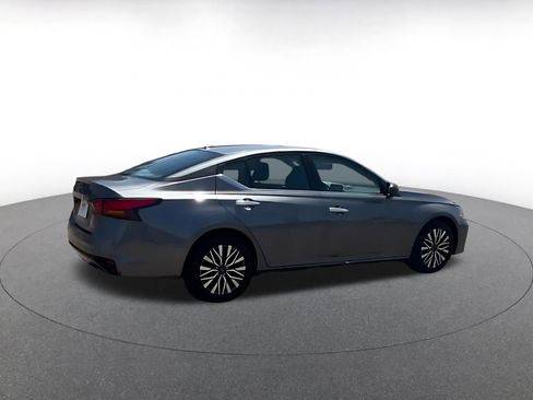Used 2025 Nissan Altima 2.5 SV FWD image 12