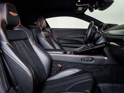 Used 2025 Aston Martin V8 Vantage Coupe image 18