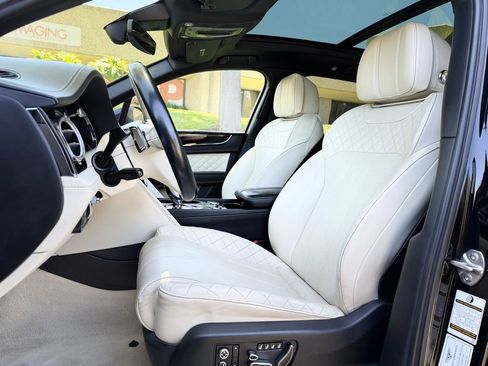Used 2017 Bentley Bentayga AWD/4WD image 14