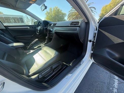 Used 2018 Volkswagen Passat 2.0T R-Line w/ R-Line Lighting Package image 10