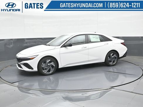 Used 2025 Hyundai Elantra Sport image 7