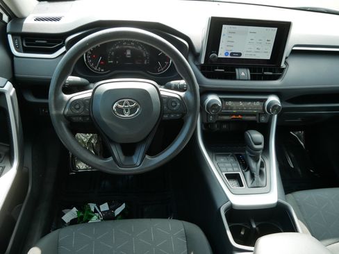 Used 2025 Toyota RAV4 XLE AWD/4WD image 19