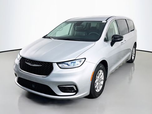 Used 2024 Chrysler Pacifica Touring-L FWD image 4