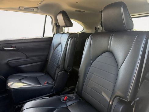 Certified 2023 Toyota Highlander XLE image 13