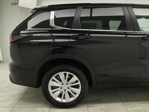 Used 2025 Mitsubishi Outlander ES image 9