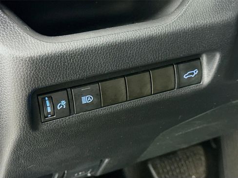 Used 2020 Toyota RAV4 XLE w/ Convenience Package FWD image 11