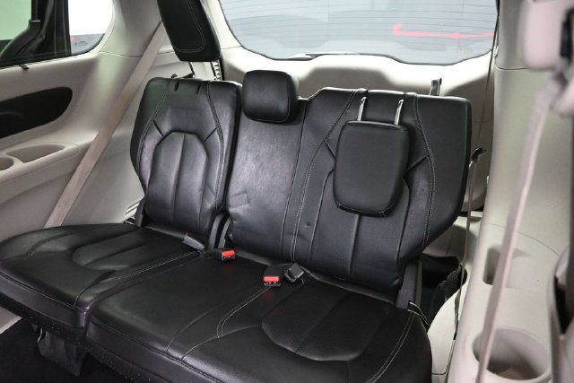 Used 2022 Chrysler Pacifica Touring-L FWD image 16