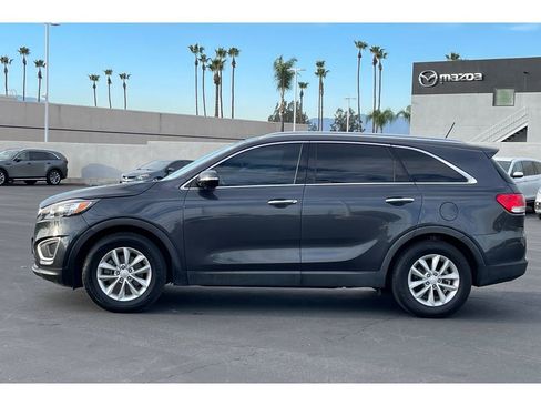 Used 2018 Kia Sorento LX image 3