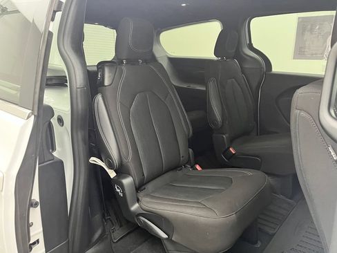 Used 2023 Chrysler Pacifica Touring FWD image 32