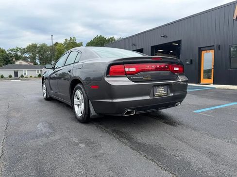 Used 2013 Dodge Charger SE RWD image 2