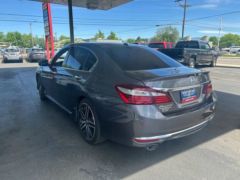 Used 2017 Honda Accord Touring image 10