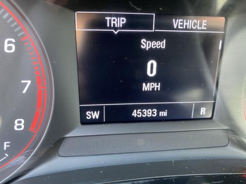 Used 2024 Chevrolet Trax RS w/ Sunroof Package FWD image 24