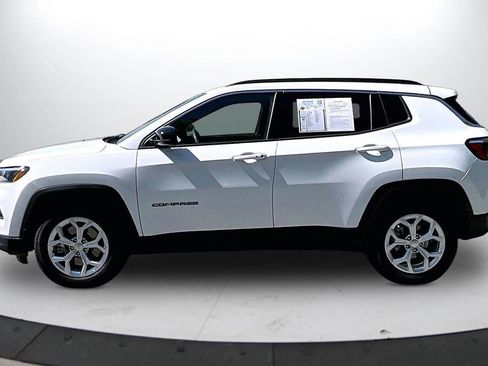 Used 2024 Jeep Compass Latitude AWD/4WD image 5