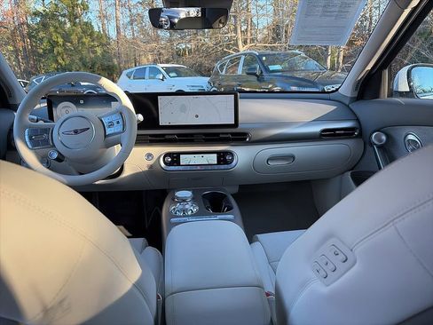 Used 2025 Genesis GV60 RWD image 6