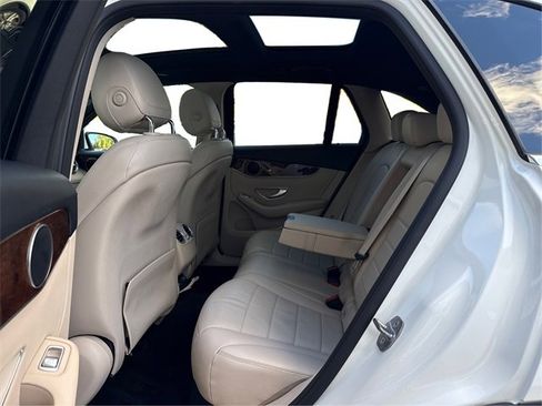 Used 2018 Mercedes-Benz GLC 300 4MATIC w/ Premium Package image 10