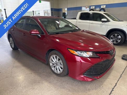 Used 2020 Toyota Camry LE image 2