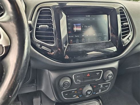 Used 2020 Jeep Compass Latitude image 27