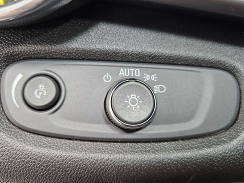 Used 2025 Chevrolet Trax LT FWD image 23