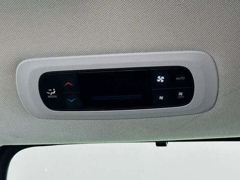 Used 2023 Chrysler Pacifica Touring-L FWD image 21