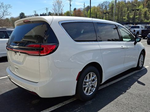 New 2026 Chrysler Pacifica Select image 3