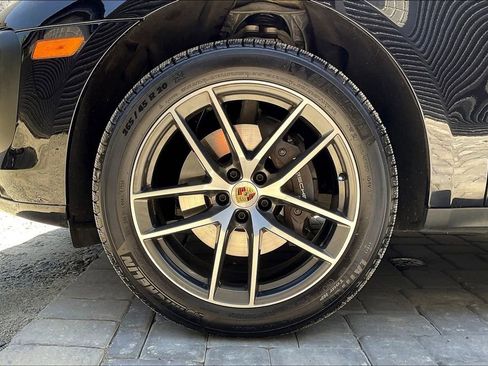Certified 2025 Porsche Macan image 14