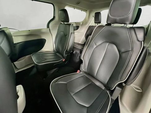Used 2024 Chrysler Pacifica Limited FWD image 26