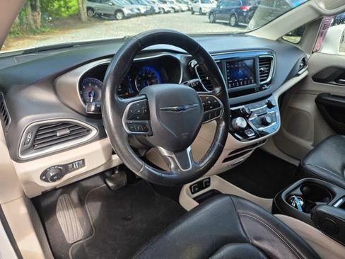 Used 2020 Chrysler Pacifica Touring-L FWD image 13