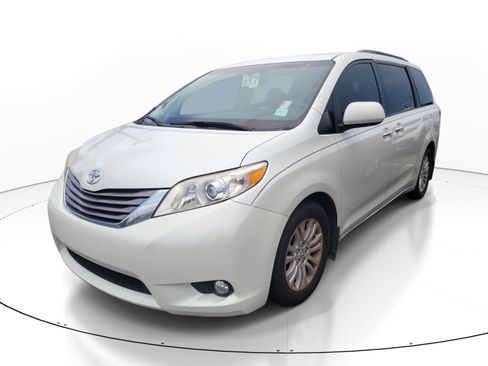 Used 2016 Toyota Sienna XLE FWD image 3
