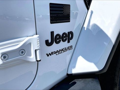 Used 2022 Jeep Wrangler Unlimited Sahara AWD/4WD image 31