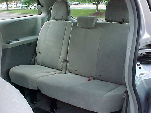 Used 2011 Toyota Sienna w/ Towing Pkg FWD image 14