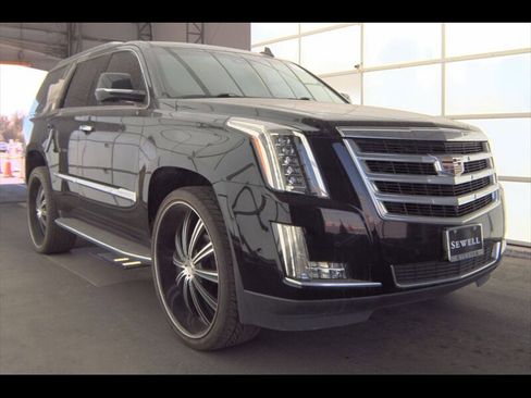 Used 2018 Cadillac Escalade Luxury AWD/4WD image 2