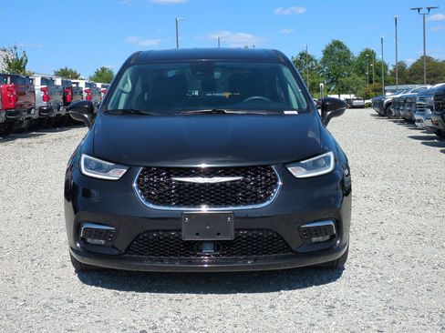 Used 2023 Chrysler Pacifica Touring-L FWD image 3