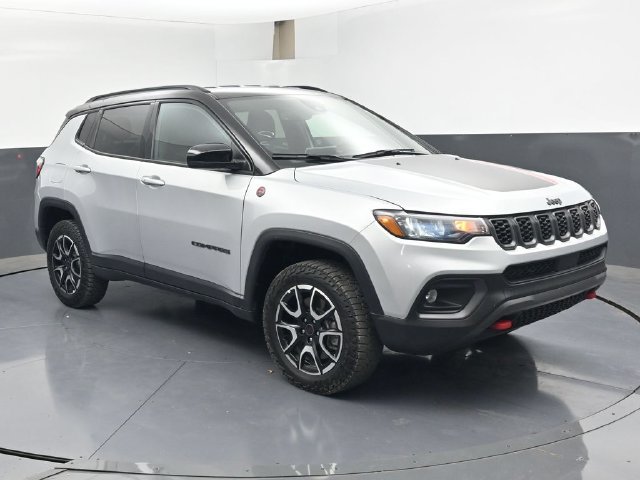Used 2025 Jeep Compass Trailhawk AWD/4WD image 2