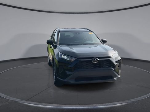 Used 2021 Toyota RAV4 LE FWD image 3