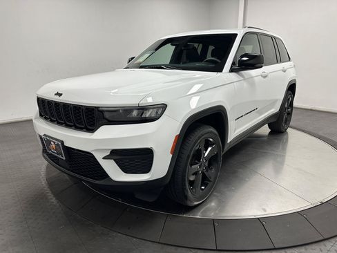Used 2023 Jeep Grand Cherokee Altitude AWD/4WD image 6