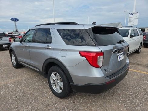Used 2022 Ford Explorer XLT image 3