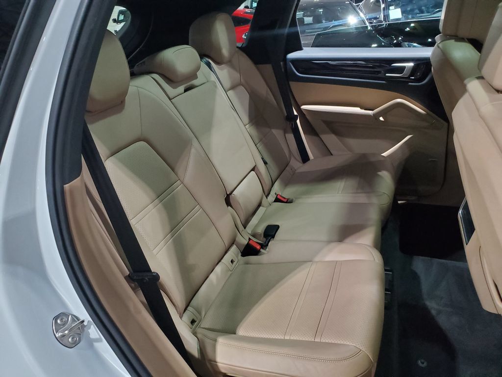 Used 2022 Porsche Cayenne AWD/4WD image 21