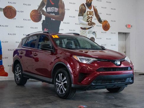 Used 2018 Toyota RAV4 LE FWD image 18