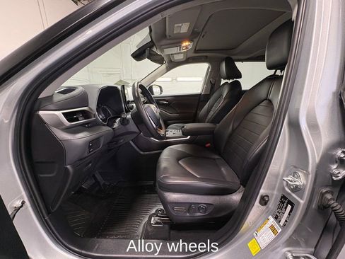 Used 2022 Toyota Highlander XLE image 14