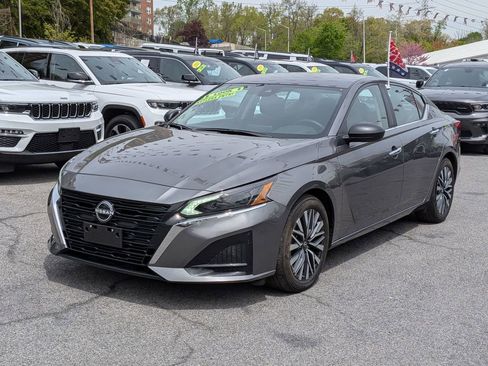 Used 2025 Nissan Altima 2.5 SV FWD image 1