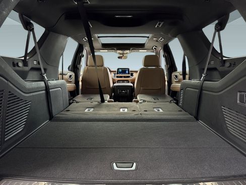 Used 2023 Chevrolet Suburban Premier AWD/4WD image 34