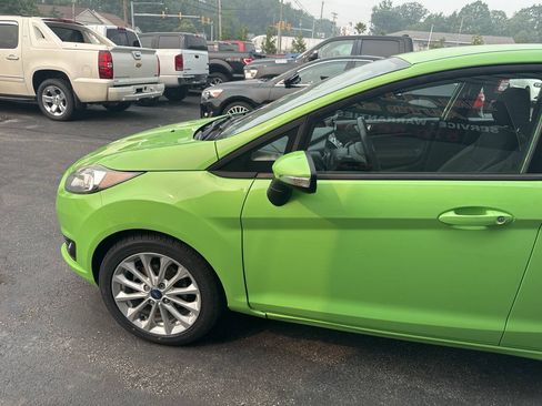 Used 2014 Ford Fiesta SE w/ Equipment Group 201A FWD image 4