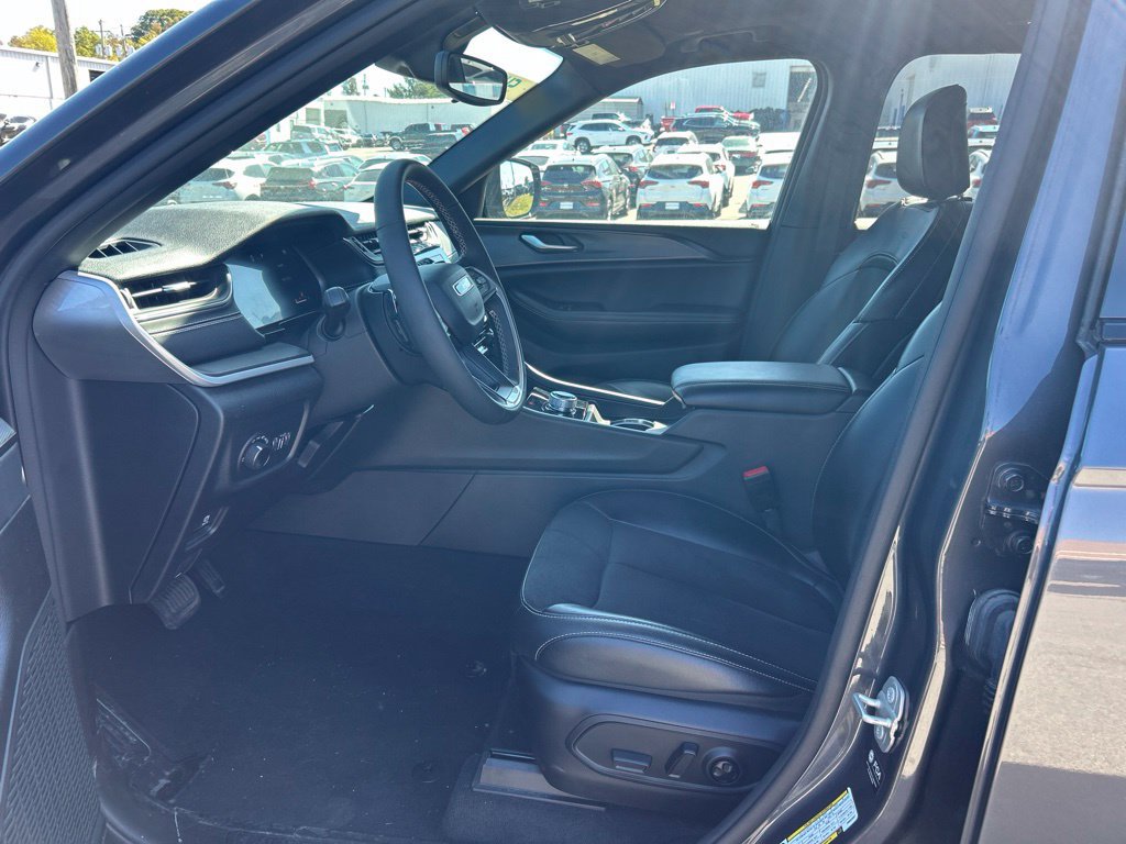 Used 2023 Jeep Grand Cherokee L Altitude AWD/4WD image 6