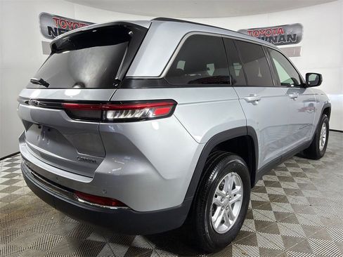Used 2023 Jeep Grand Cherokee Laredo image 3