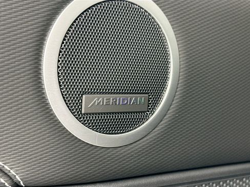 Certified 2025 Land Rover Discovery Dynamic SE image 19